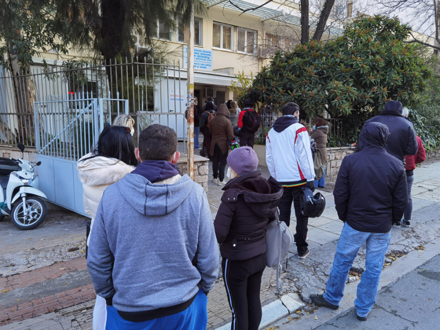 Rapid test και PCR: Ταλαιπωρία για τους πολίτες και πίεση στα διαγνωστικά κέντρα λόγω της μεγάλης ζήτησης