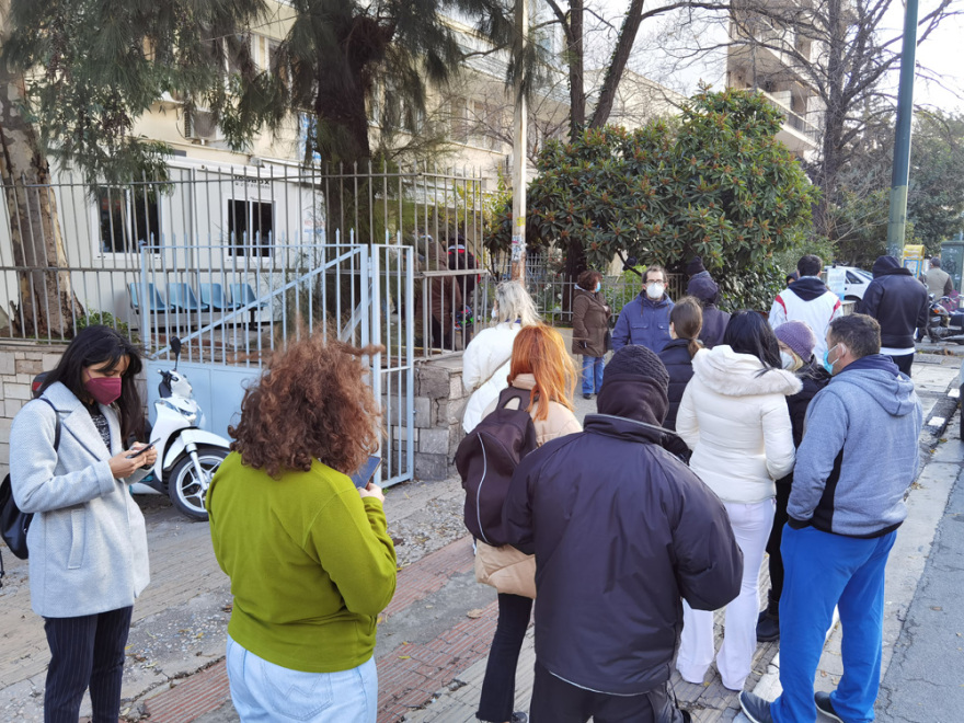 Rapid test και PCR: Ταλαιπωρία για τους πολίτες και πίεση στα διαγνωστικά κέντρα λόγω της μεγάλης ζήτησης