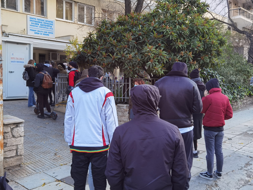 Rapid test και PCR: Ταλαιπωρία για τους πολίτες και πίεση στα διαγνωστικά κέντρα λόγω της μεγάλης ζήτησης