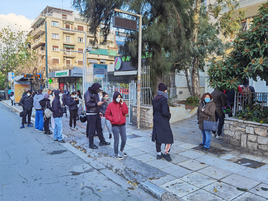 Rapid test και PCR: Ταλαιπωρία για τους πολίτες και πίεση στα διαγνωστικά κέντρα λόγω της μεγάλης ζήτησης
