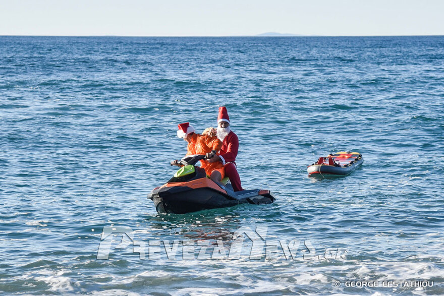 Πρέβεζα: Εντυπωσιακή άφιξη με jet ski έκανε ο Άι Βασίλης (φωτογραφίες)