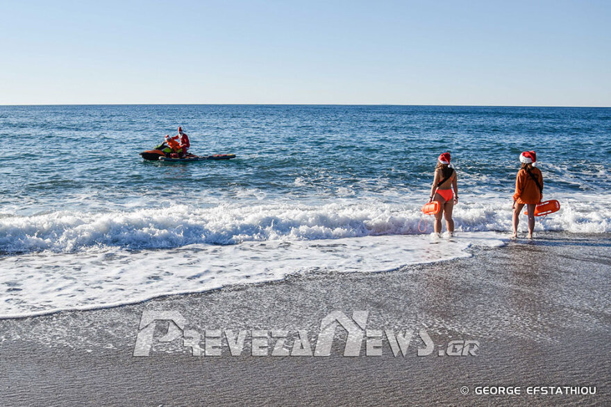Πρέβεζα: Εντυπωσιακή άφιξη με jet ski έκανε ο Άι Βασίλης (φωτογραφίες)