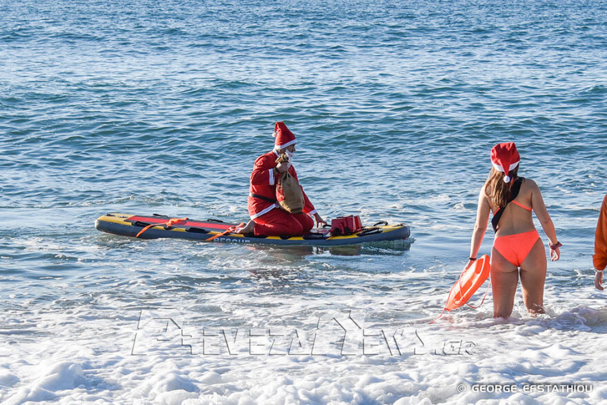 Πρέβεζα: Εντυπωσιακή άφιξη με jet ski έκανε ο Άι Βασίλης (φωτογραφίες)