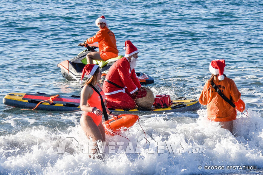 Πρέβεζα: Εντυπωσιακή άφιξη με jet ski έκανε ο Άι Βασίλης (φωτογραφίες)