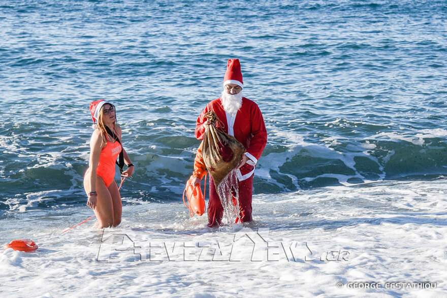 Πρέβεζα: Εντυπωσιακή άφιξη με jet ski έκανε ο Άι Βασίλης (φωτογραφίες)