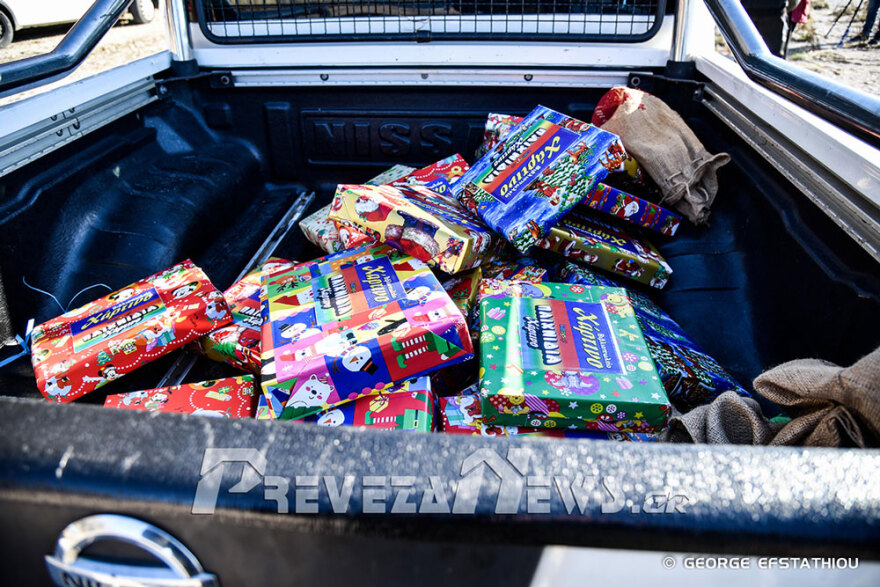 Πρέβεζα: Εντυπωσιακή άφιξη με jet ski έκανε ο Άι Βασίλης (φωτογραφίες)