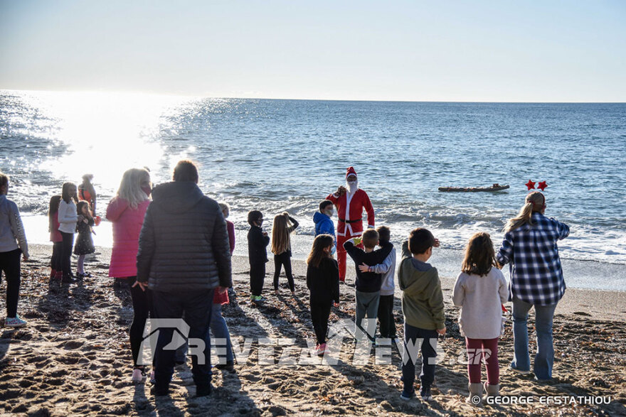 Πρέβεζα: Εντυπωσιακή άφιξη με jet ski έκανε ο Άι Βασίλης (φωτογραφίες)
