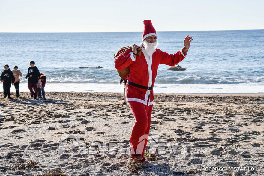 Πρέβεζα: Εντυπωσιακή άφιξη με jet ski έκανε ο Άι Βασίλης (φωτογραφίες)