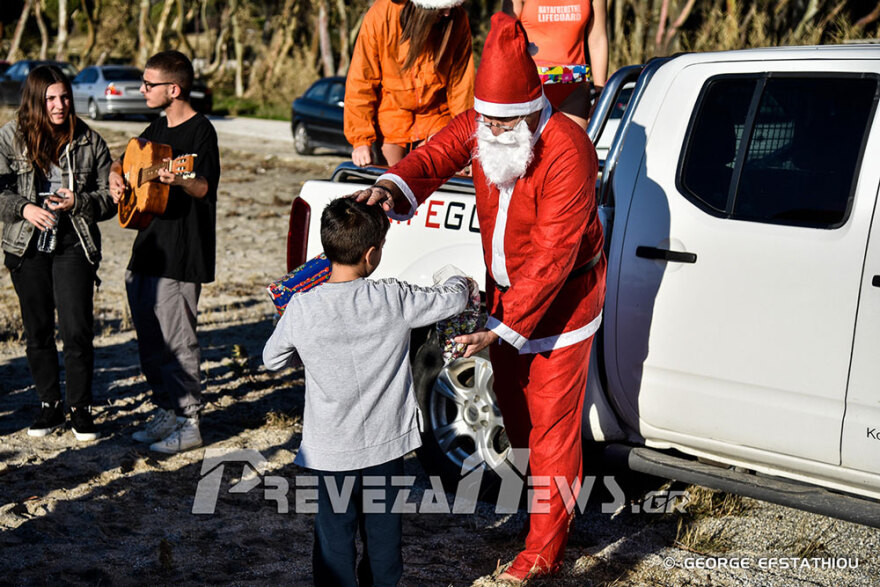 Πρέβεζα: Εντυπωσιακή άφιξη με jet ski έκανε ο Άι Βασίλης (φωτογραφίες)