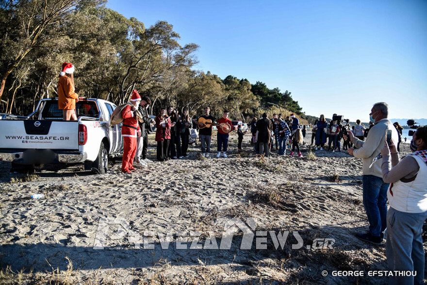 Πρέβεζα: Εντυπωσιακή άφιξη με jet ski έκανε ο Άι Βασίλης (φωτογραφίες)