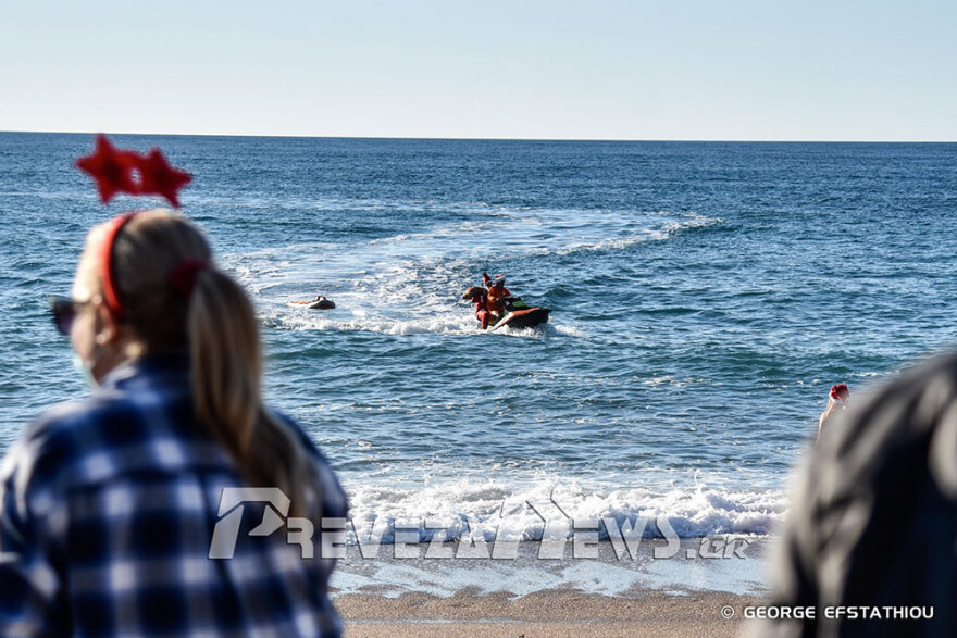 Πρέβεζα: Εντυπωσιακή άφιξη με jet ski έκανε ο Άι Βασίλης (φωτογραφίες)