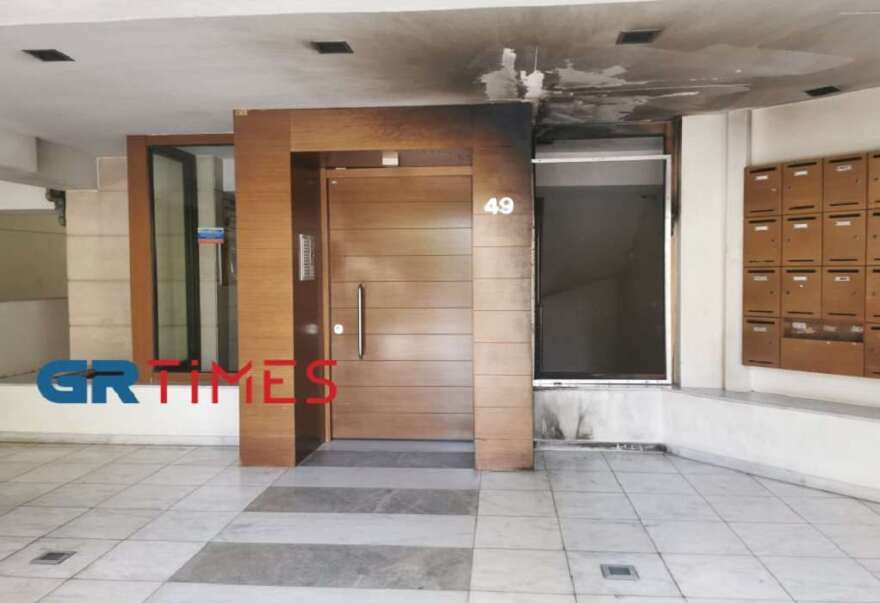 Καλαμαριά: Επίθεση με γκαζάκια σε είσοδο πολυκατοικίας (βίντεο και φωτογραφίες)