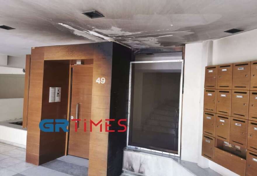 Καλαμαριά: Επίθεση με γκαζάκια σε είσοδο πολυκατοικίας (βίντεο και φωτογραφίες)