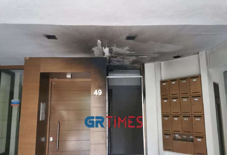 Καλαμαριά: Επίθεση με γκαζάκια σε είσοδο πολυκατοικίας (βίντεο και φωτογραφίες)