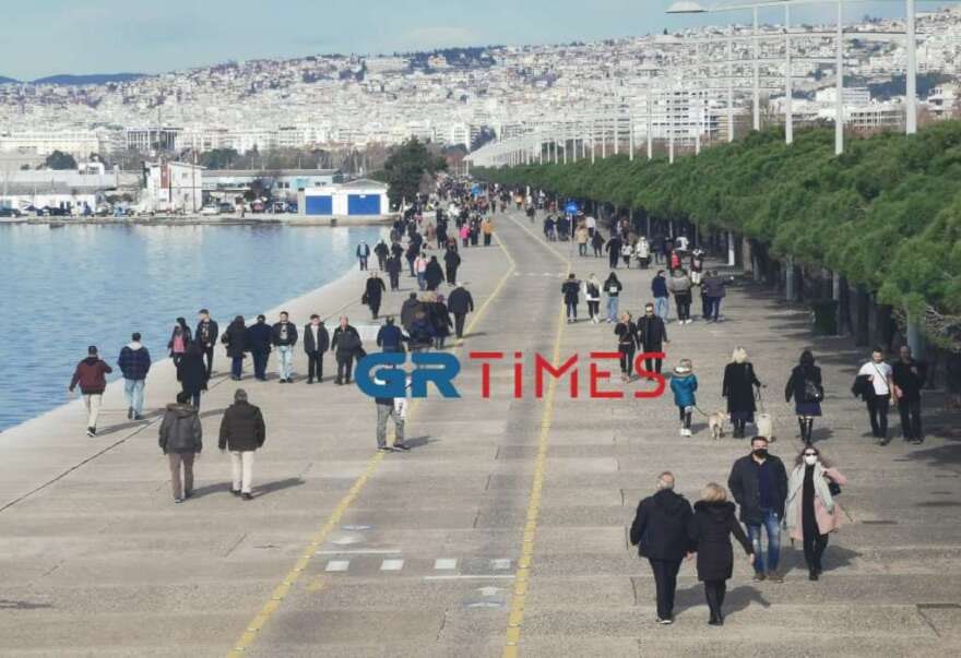 Οι Θεσσαλονικείς επέλεξαν τη Νέα Παραλία για την πρώτη βόλτα του 2022 (βίντεο και φωτογραφίες)