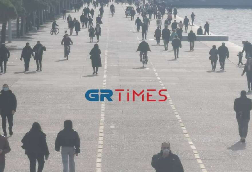 Οι Θεσσαλονικείς επέλεξαν τη Νέα Παραλία για την πρώτη βόλτα του 2022 (βίντεο και φωτογραφίες)