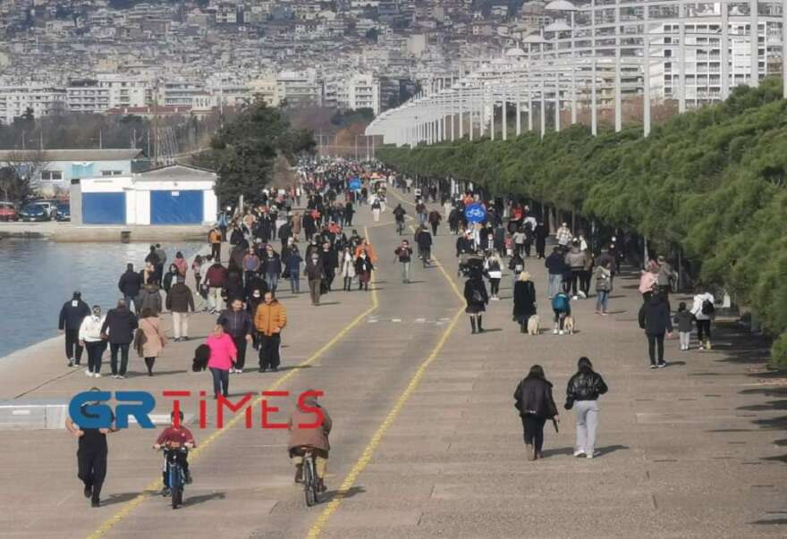 Οι Θεσσαλονικείς επέλεξαν τη Νέα Παραλία για την πρώτη βόλτα του 2022 (βίντεο και φωτογραφίες)