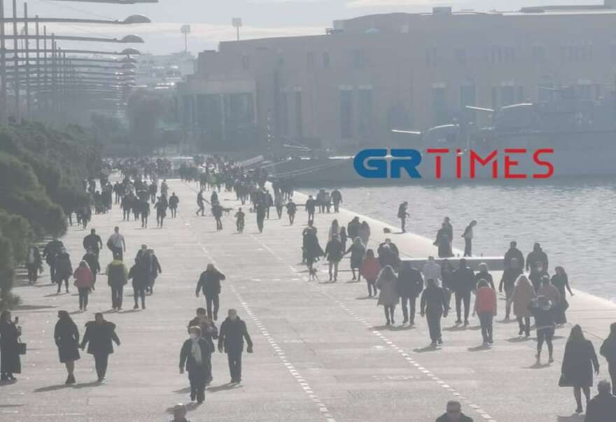 Οι Θεσσαλονικείς επέλεξαν τη Νέα Παραλία για την πρώτη βόλτα του 2022 (βίντεο και φωτογραφίες)