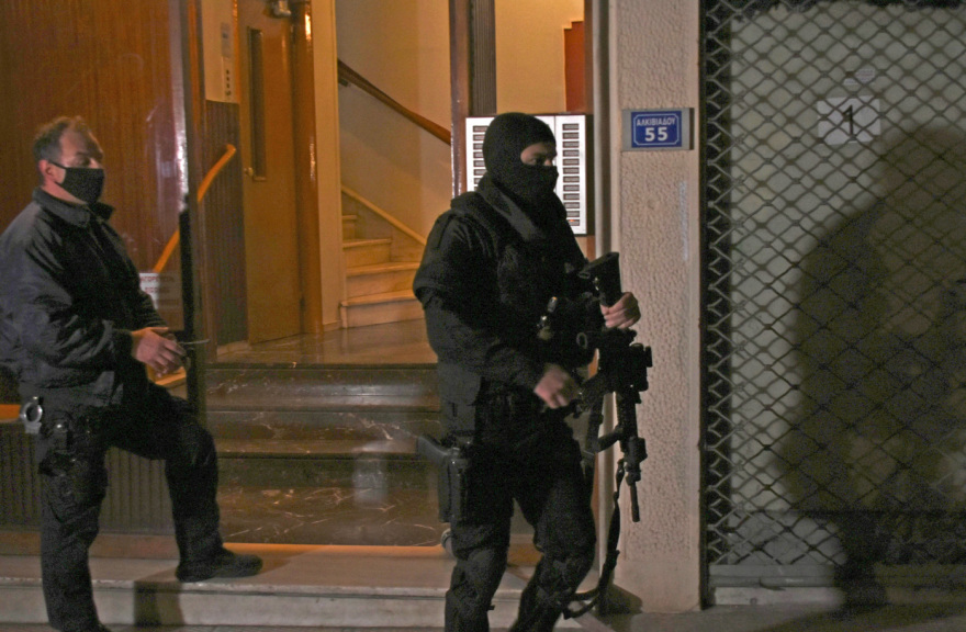 Άντρας απήγαγε την πρώην σύντροφό του και την κρατάει όμηρο στο κέντρο της Αθήνας - Φωτογραφίες από το σημείο