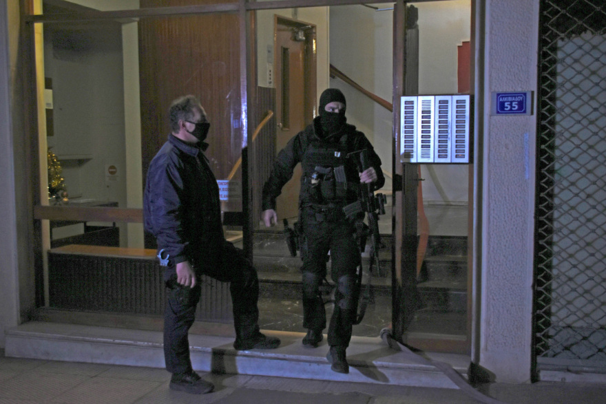 Άντρας απήγαγε την πρώην σύντροφό του και την κρατάει όμηρο στο κέντρο της Αθήνας - Φωτογραφίες από το σημείο