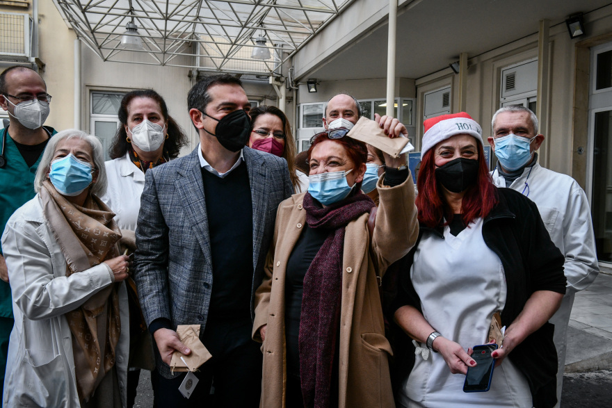 Τσίπρας στο «Αλεξάνδρα»: Μια νέα κυβέρνηση το 2022 θα στηρίξει γιατρούς και νοσηλευτές, η σημερινή δεν έχει την πρόθεση