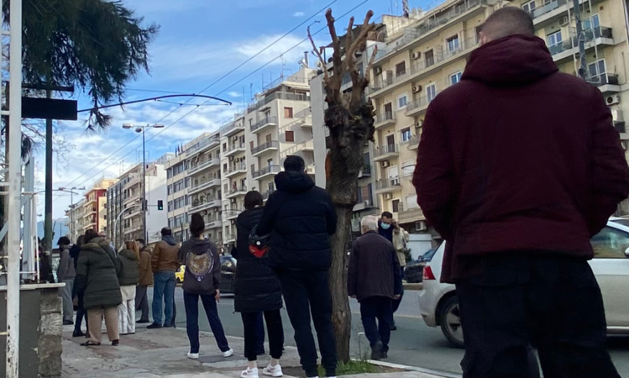 Μεγάλες ουρές σε φαρμακεία και κέντρα υγείας για rapid test και PCR