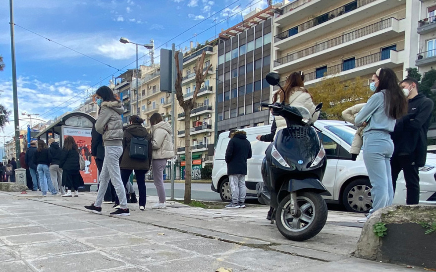 Μεγάλες ουρές σε φαρμακεία και κέντρα υγείας για rapid test και PCR