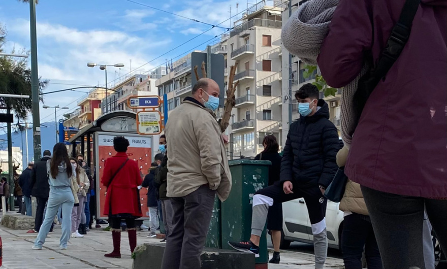 Μεγάλες ουρές σε φαρμακεία και κέντρα υγείας για rapid test και PCR