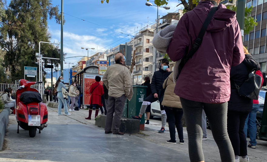 Μεγάλες ουρές σε φαρμακεία και κέντρα υγείας για rapid test και PCR