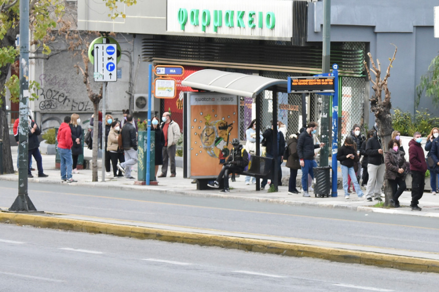 Μεγάλες ουρές σε φαρμακεία και κέντρα υγείας για rapid test και PCR