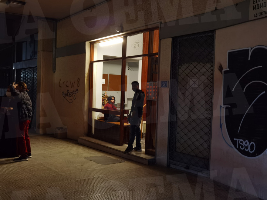 Άντρας απήγαγε την πρώην σύντροφό του και την κρατάει όμηρο στο κέντρο της Αθήνας - Φωτογραφίες από το σημείο