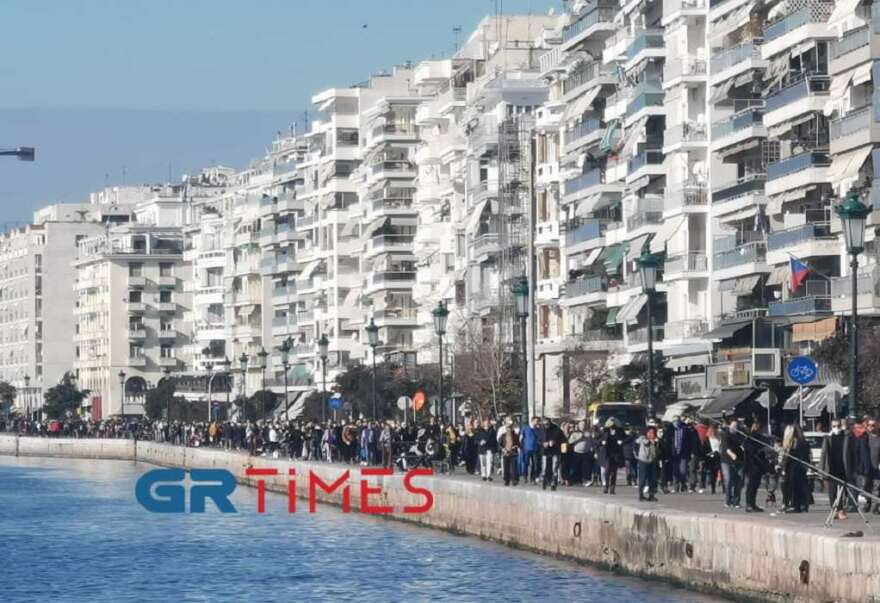 Θεσσαλονίκη: «Βούλιαξε» από κόσμο η παραλία (βίντεο και φωτογραφίες)