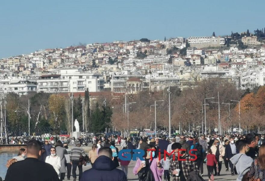 Θεσσαλονίκη: «Βούλιαξε» από κόσμο η παραλία (βίντεο και φωτογραφίες)