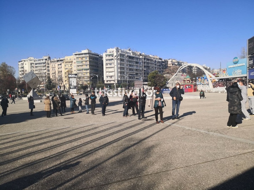 Θεσσαλονίκη: Ουρές δεκάδων μέτρων για rapid test (φωτογραφίες)