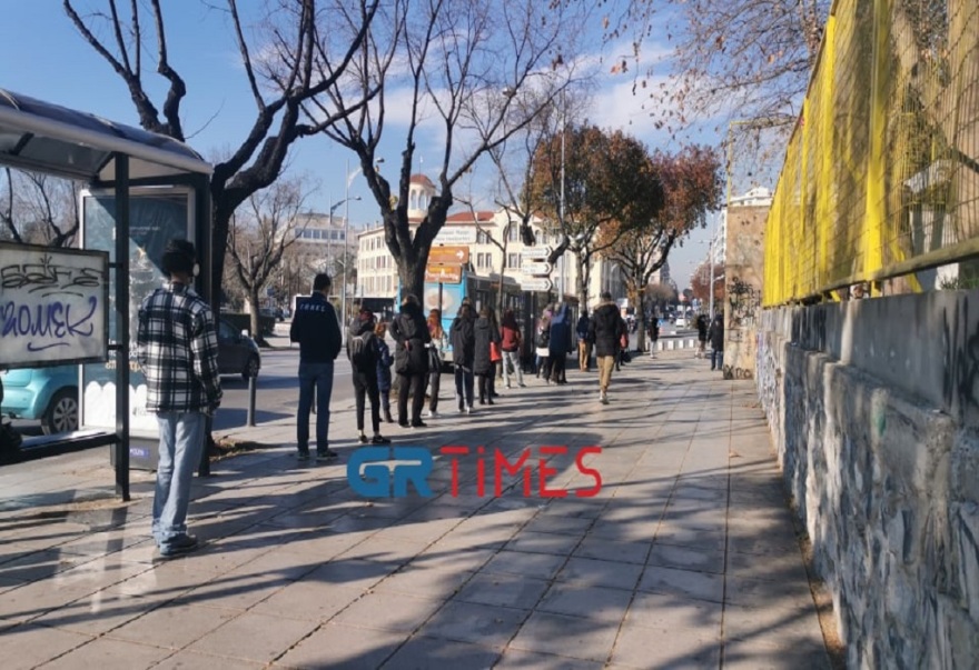 Θεσσαλονίκη: Τεράστια ουρά για rapid test (βίντεο και φωτογραφίες)