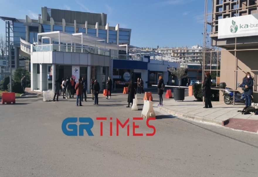 Θεσσαλονίκη: Τεράστια ουρά για rapid test (βίντεο και φωτογραφίες)