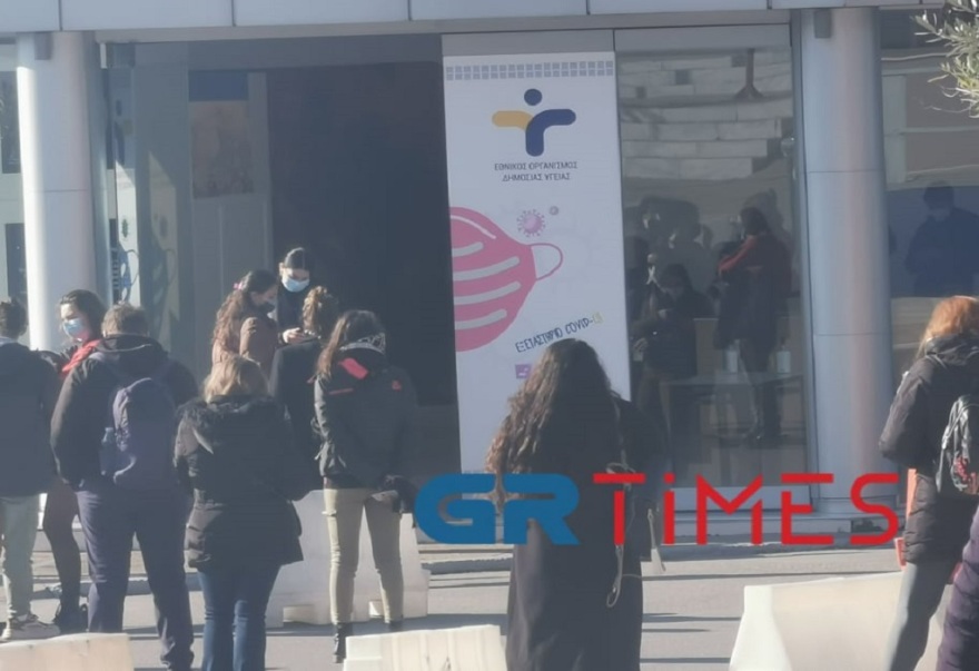 Θεσσαλονίκη: Τεράστια ουρά για rapid test (βίντεο και φωτογραφίες)
