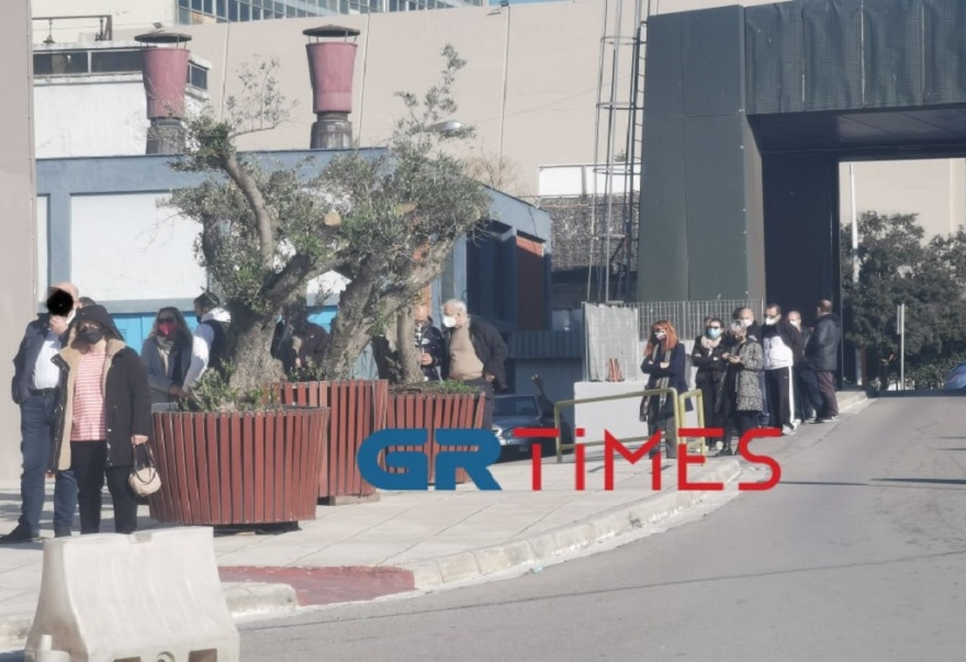 Θεσσαλονίκη: Τεράστια ουρά για rapid test (βίντεο και φωτογραφίες)