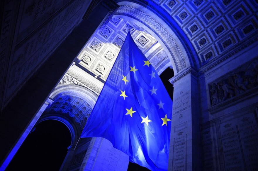 Γαλλία: Άρον - άρον αφαιρέθηκε η σημαία της Ε.Ε. από την Αψίδα του Θριάμβου μετά τις αντιδράσεις της αντιπολίτευσης