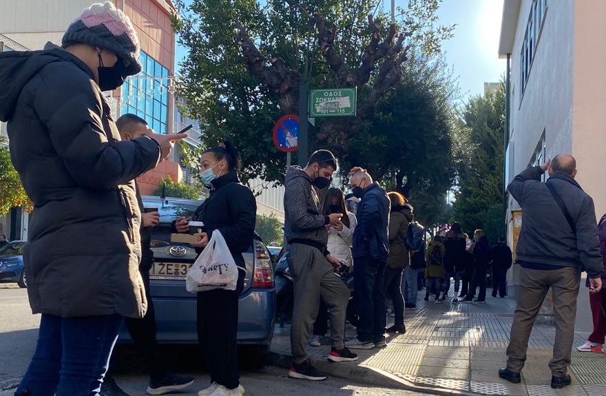 Ατελείωτες ουρές από τα ξημερώματα έξω από διαγνωστικά κέντρα για ένα rapid ή PCR τεστ