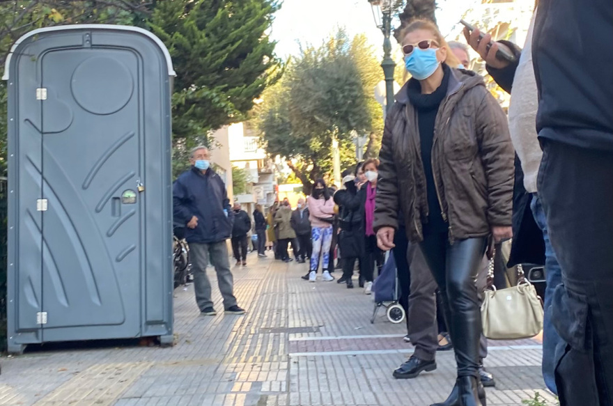 Ατελείωτες ουρές από τα ξημερώματα έξω από διαγνωστικά κέντρα για ένα rapid ή PCR τεστ