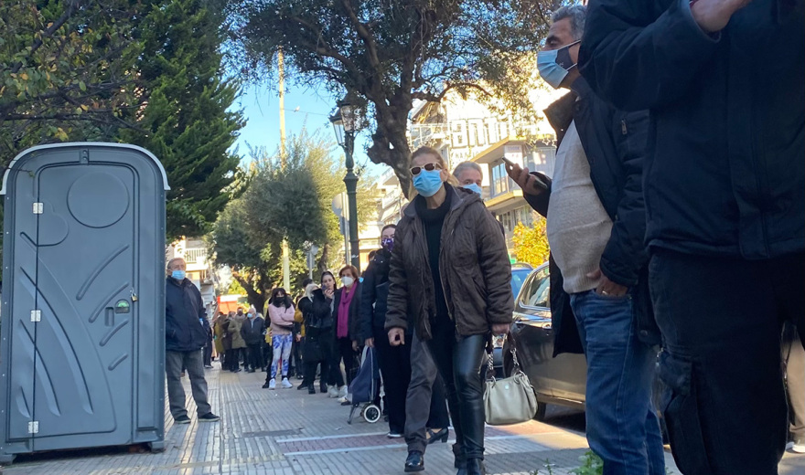 Ατελείωτες ουρές από τα ξημερώματα έξω από διαγνωστικά κέντρα για ένα rapid ή PCR τεστ