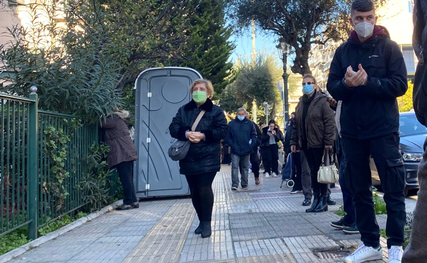 Ατελείωτες ουρές από τα ξημερώματα έξω από διαγνωστικά κέντρα για ένα rapid ή PCR τεστ