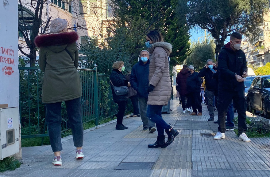 Ατελείωτες ουρές από τα ξημερώματα έξω από διαγνωστικά κέντρα για ένα rapid ή PCR τεστ