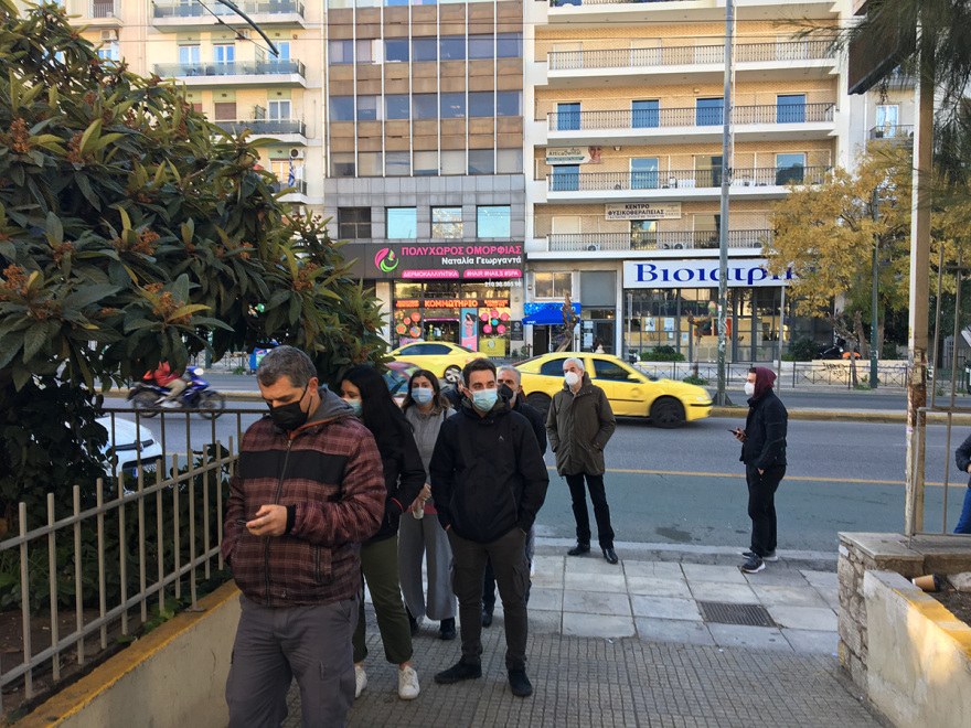 Ατελείωτες ουρές από τα ξημερώματα έξω από διαγνωστικά κέντρα για ένα rapid ή PCR τεστ