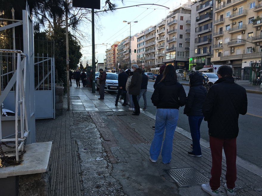 Ατελείωτες ουρές από τα ξημερώματα έξω από διαγνωστικά κέντρα για ένα rapid ή PCR τεστ