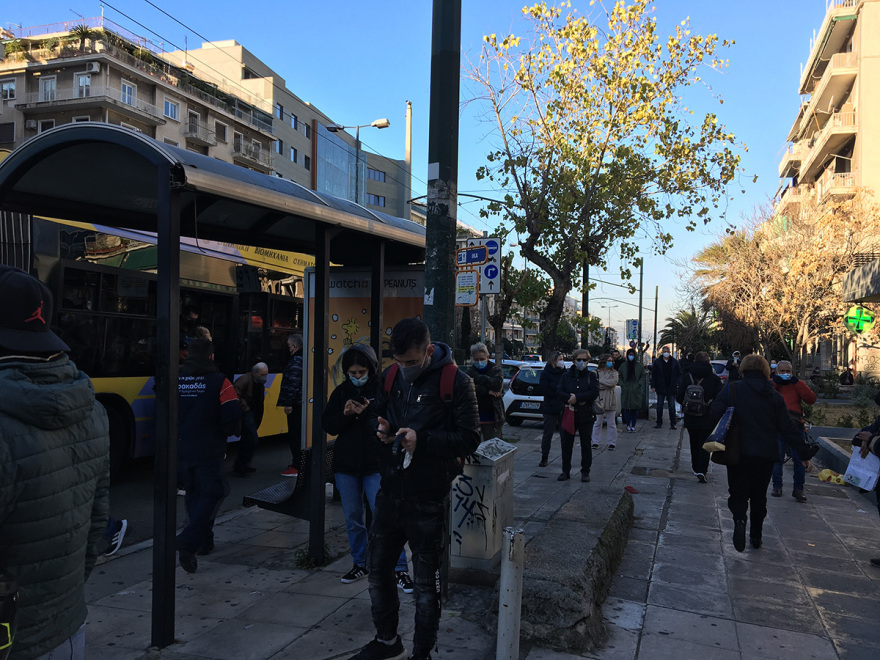 Ατελείωτες ουρές από τα ξημερώματα έξω από διαγνωστικά κέντρα για ένα rapid ή PCR τεστ