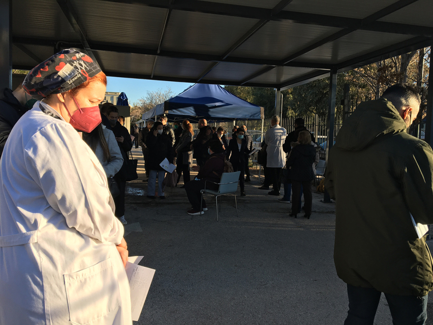 Ατελείωτες ουρές από τα ξημερώματα έξω από διαγνωστικά κέντρα για ένα rapid ή PCR τεστ