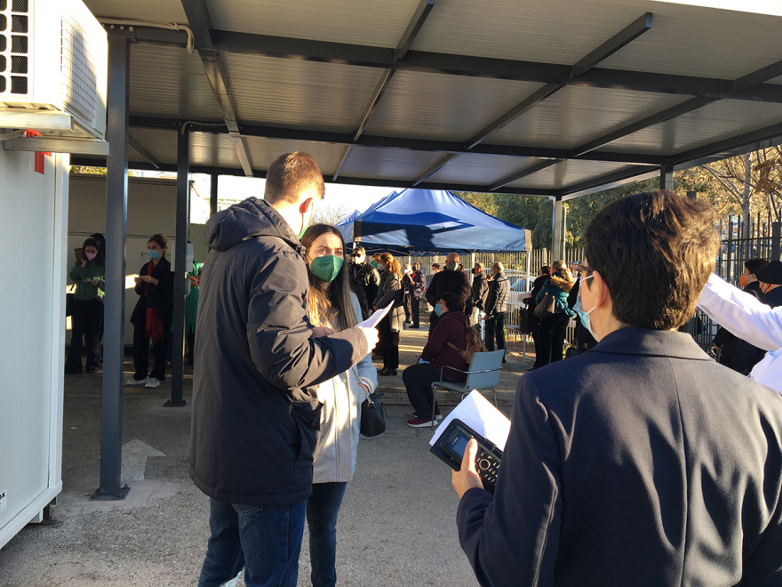 Ατελείωτες ουρές από τα ξημερώματα έξω από διαγνωστικά κέντρα για ένα rapid ή PCR τεστ