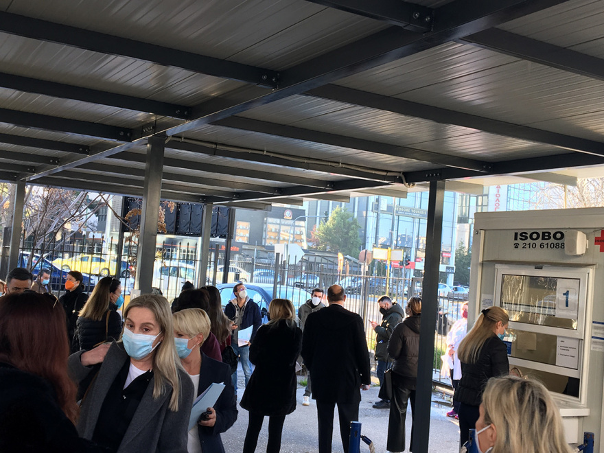 Ατελείωτες ουρές από τα ξημερώματα έξω από διαγνωστικά κέντρα για ένα rapid ή PCR τεστ